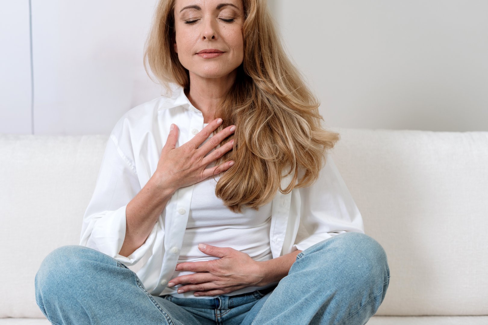 Mujer tranquila practicando meditación