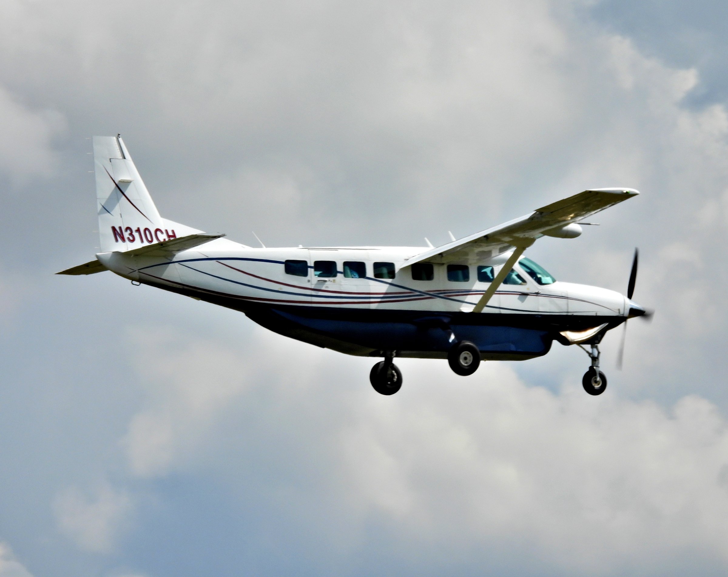 Ft. Lauderdale, Broward County, Florida, USA, August 17, 2025. A Cessna 208B fixed wing single engine (12 seats / 1 engine) N310CH approaching the Ft. Lauderdale Executive Airport.