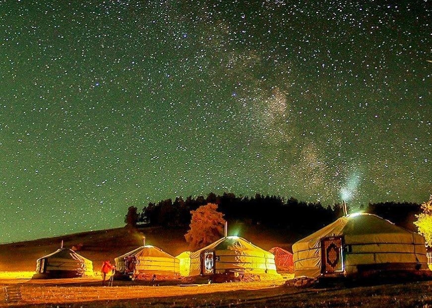 Paysage mongol avec yourtes traditionnelles