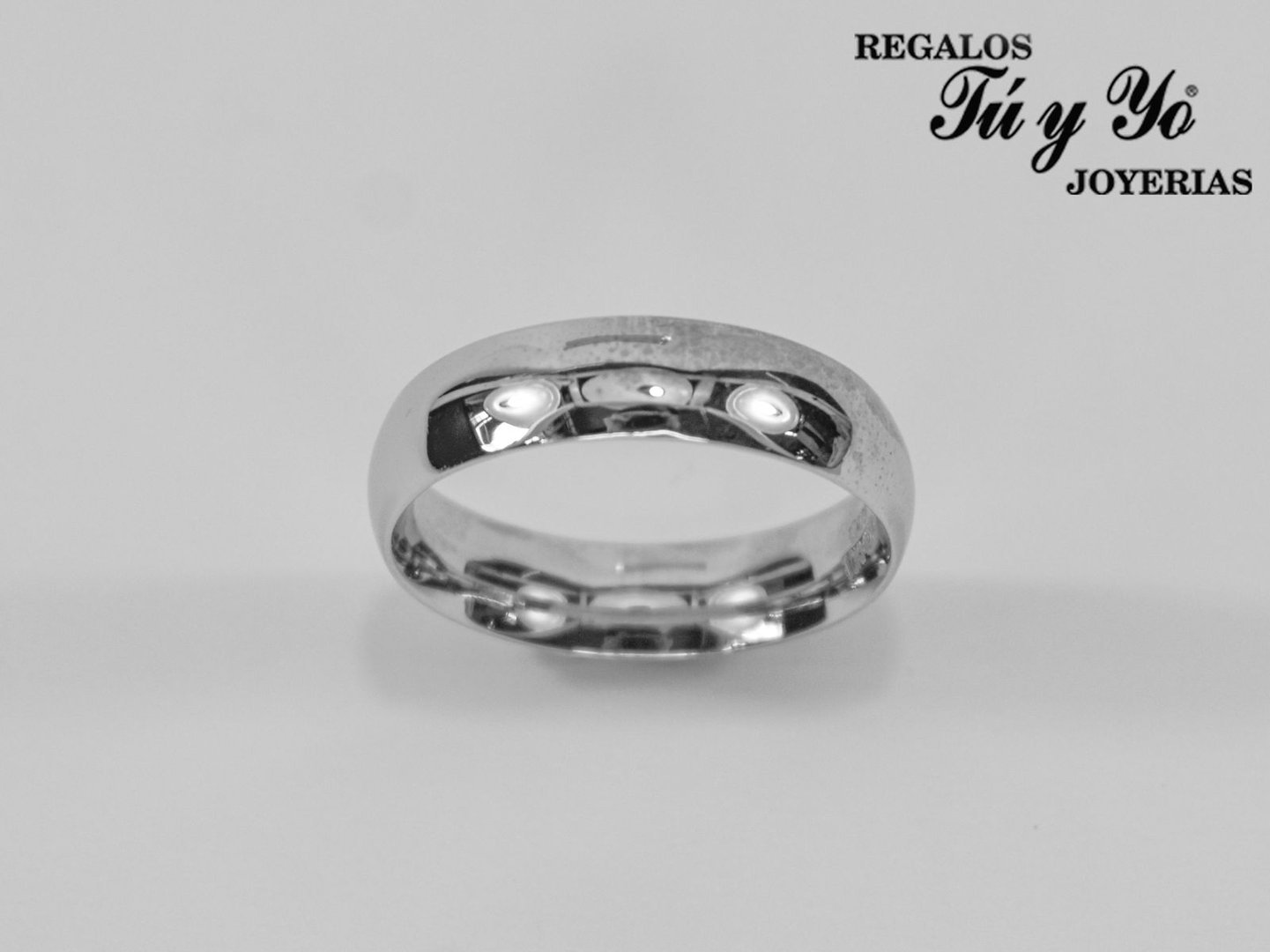 Silver ring with a polished finish on a white background, featuring the logo "Regalos Tú y Yo Joyerias" in the corner.