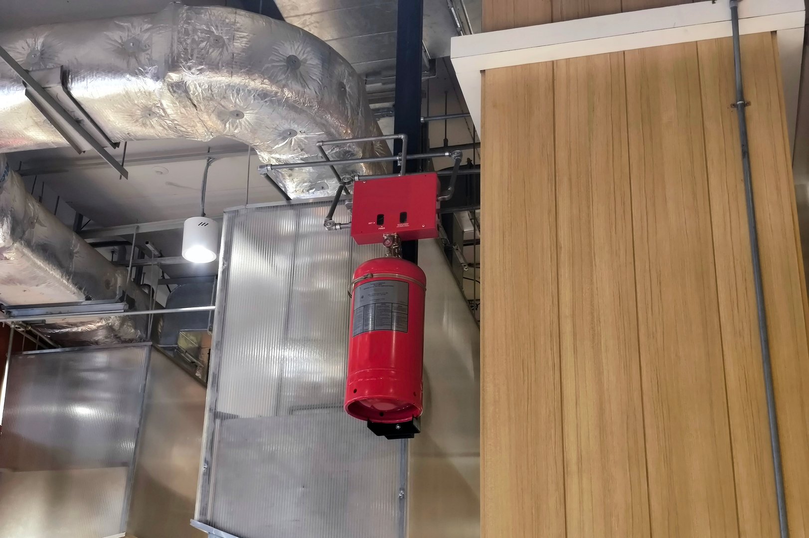 Automatic fire suppression system in operation kitchen