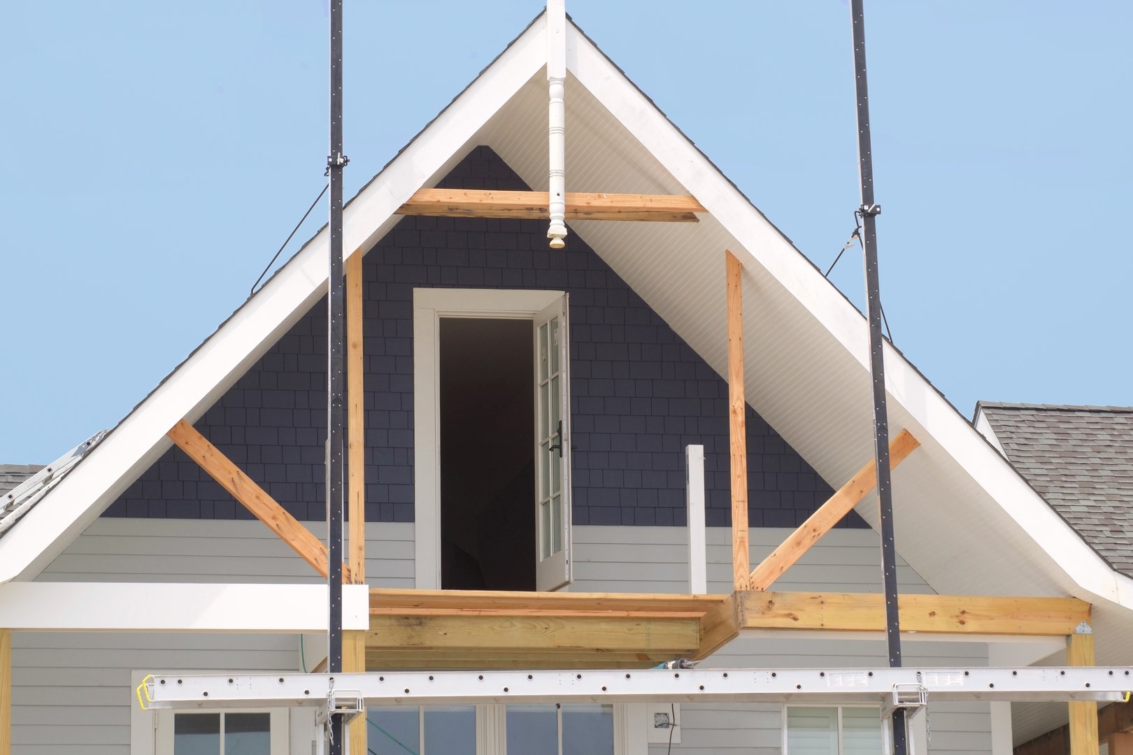 entrance town upper level of a home with a pattern of support beams and scaffolding