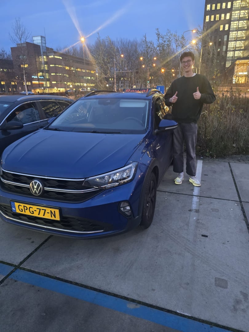 Geslaagde leerling met rijbewijs
