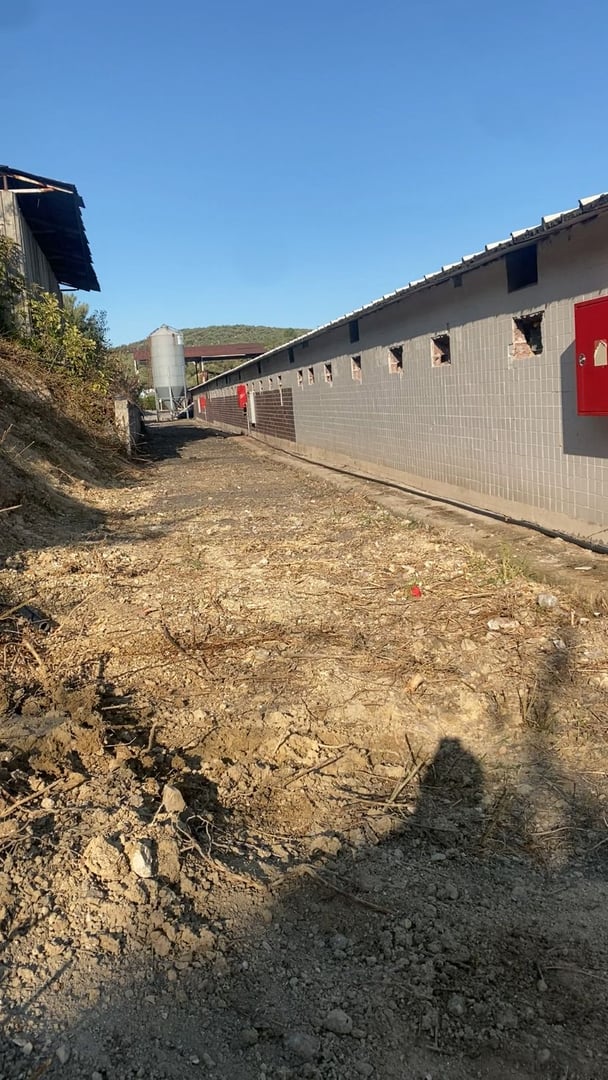 Perdah uygulaması öncesi pürüzlü ve tozuma yapabilecek işlenmemiş beton zemin yüzeyi