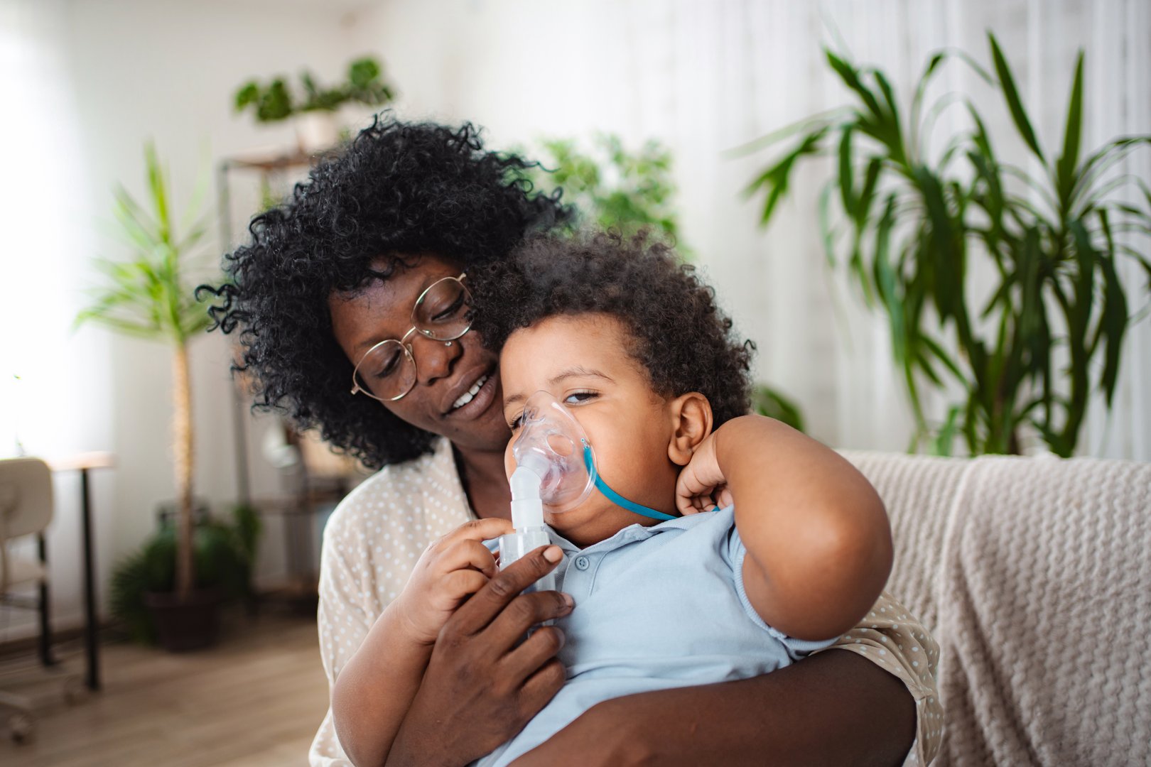 Child with asthma nebulizer treatment