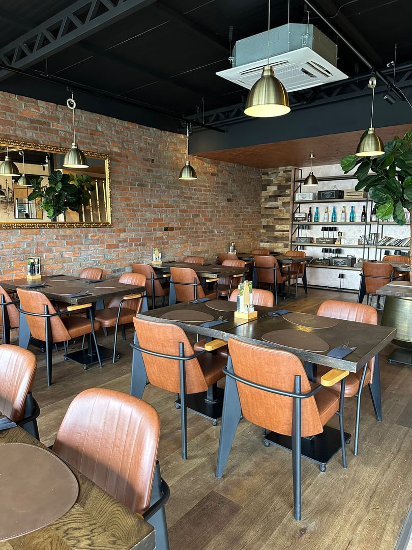 Restaurant interior and ambiance at Korak Ispred