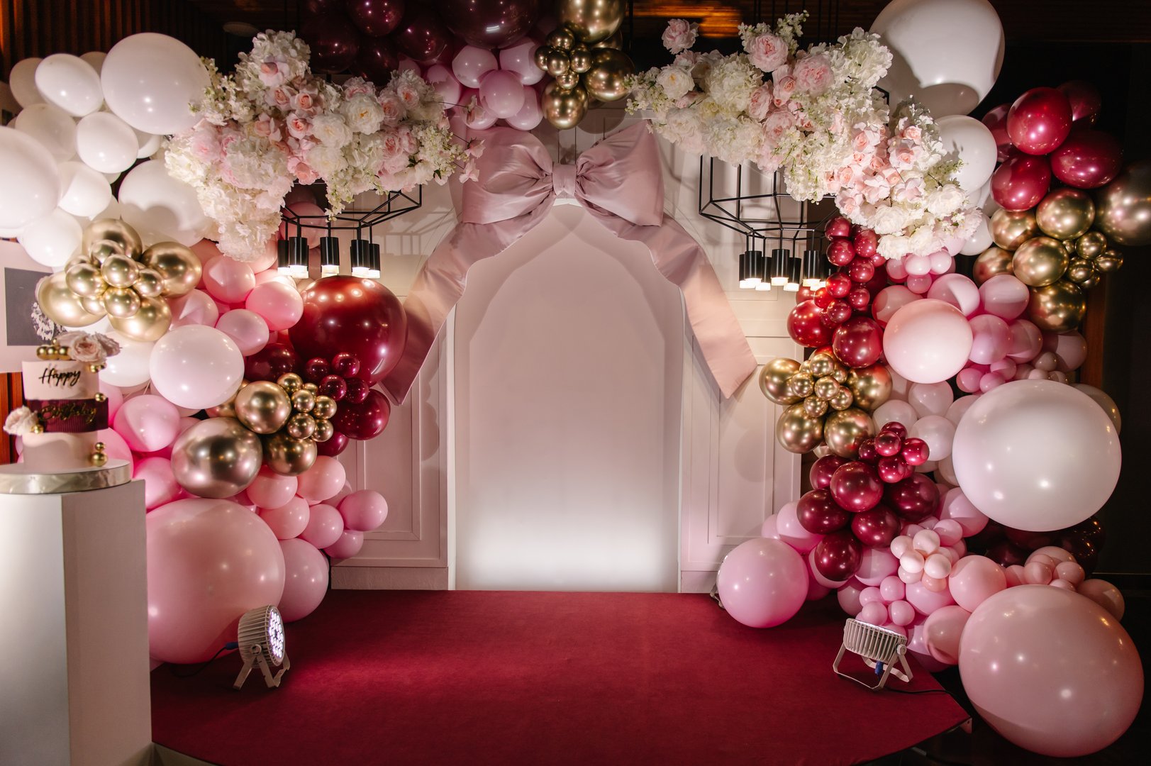 Εντυπωσιακός στολισμός πάρτι με μπαλόνια και τούρτα