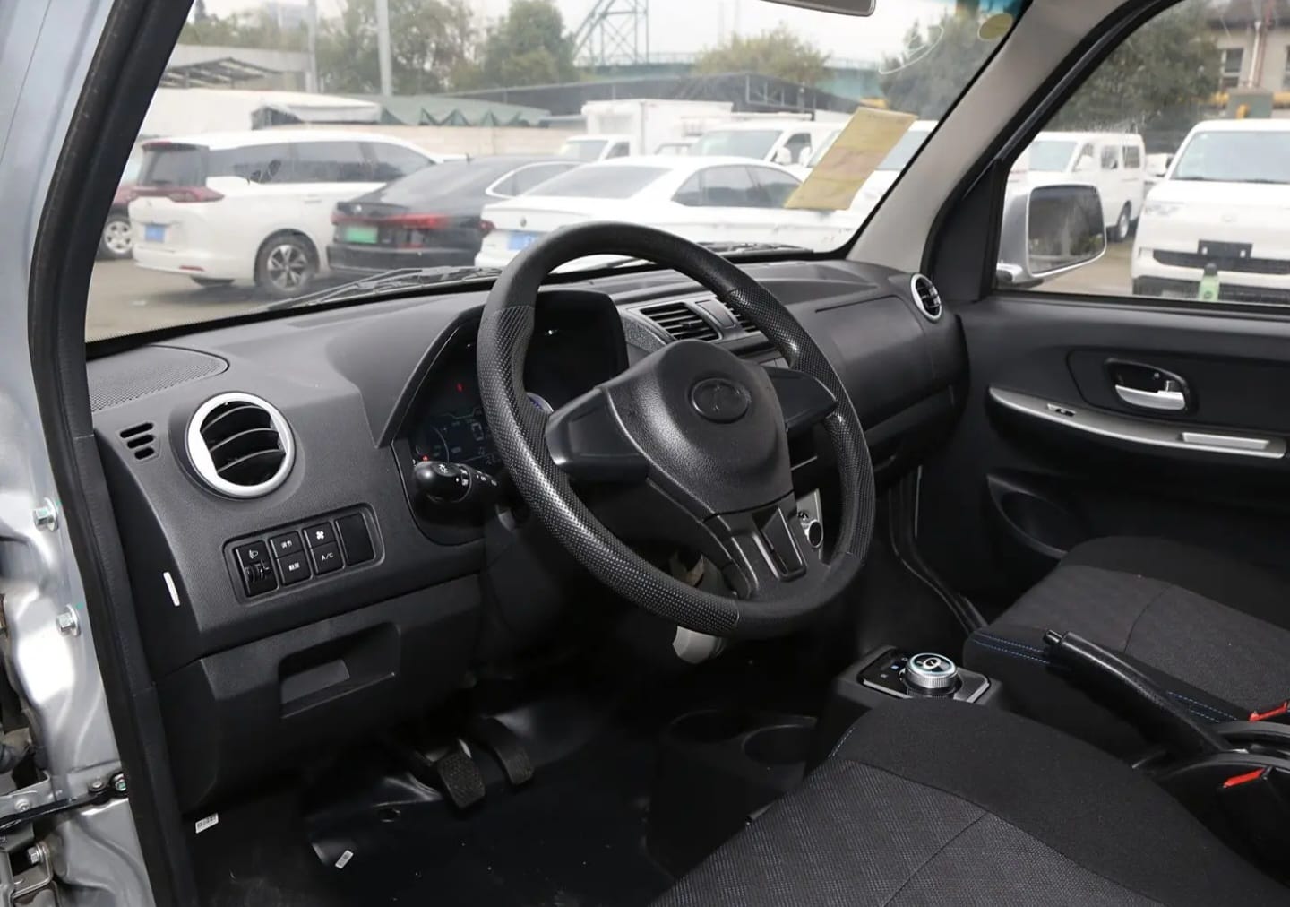 Ruichi Ec31 Eléctrico 2026 - Vista trasera y luces LED