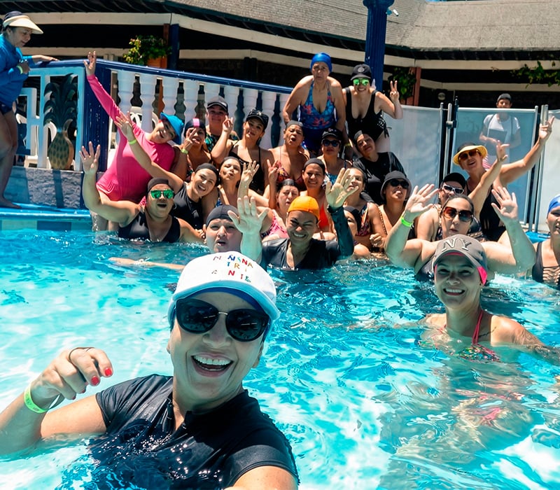 Grupo de personas disfrutando en el club