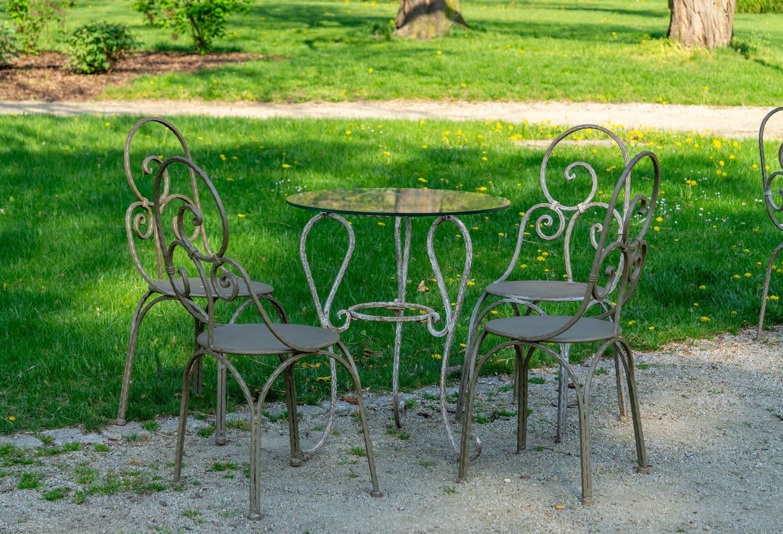 Tavolo in ferro battuto e sedie da giardino