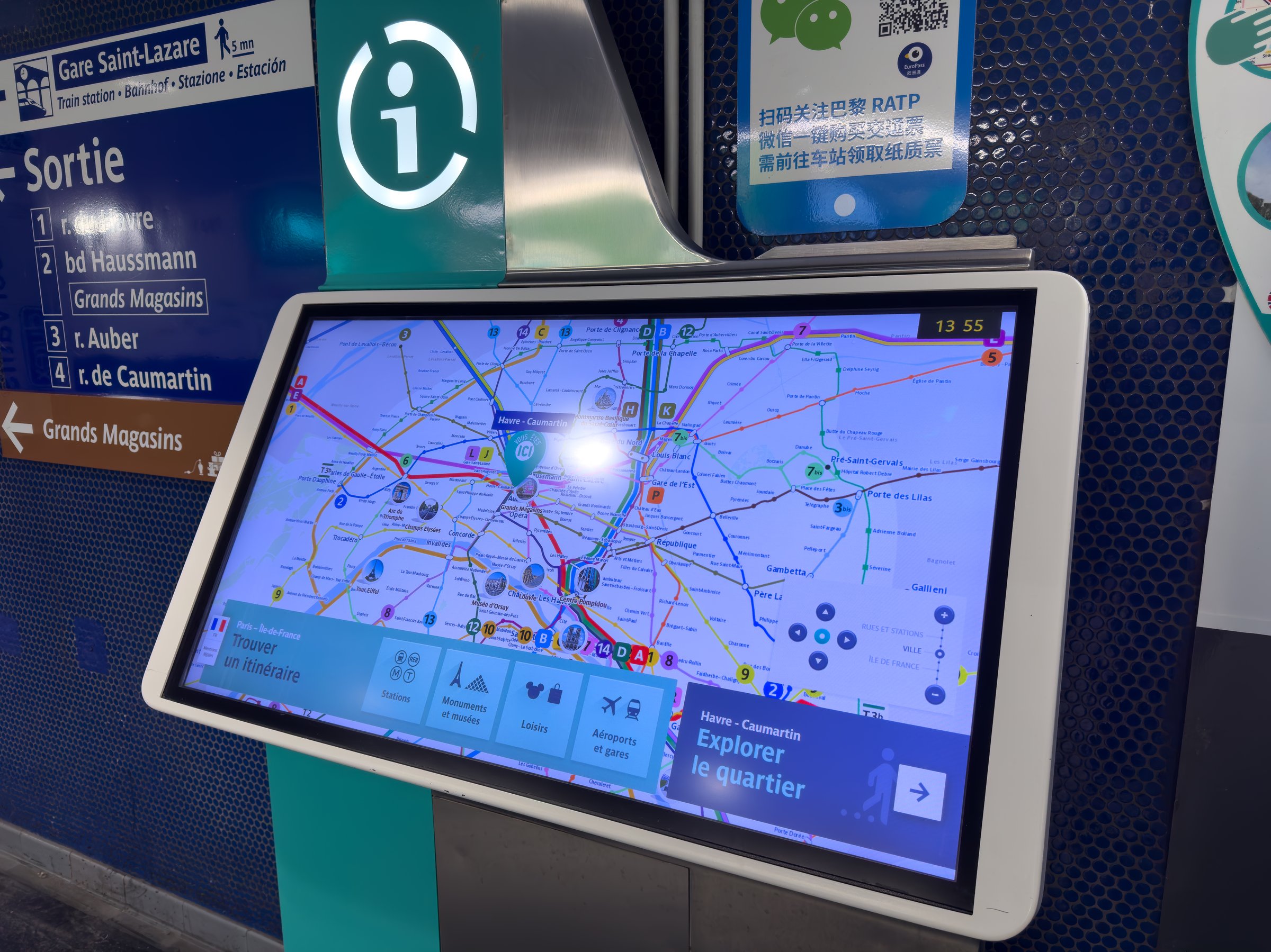 Interactive display guides travelers through the vibrant streets of Paris, showcasing public transport options and nearby attractions on a bustling day.