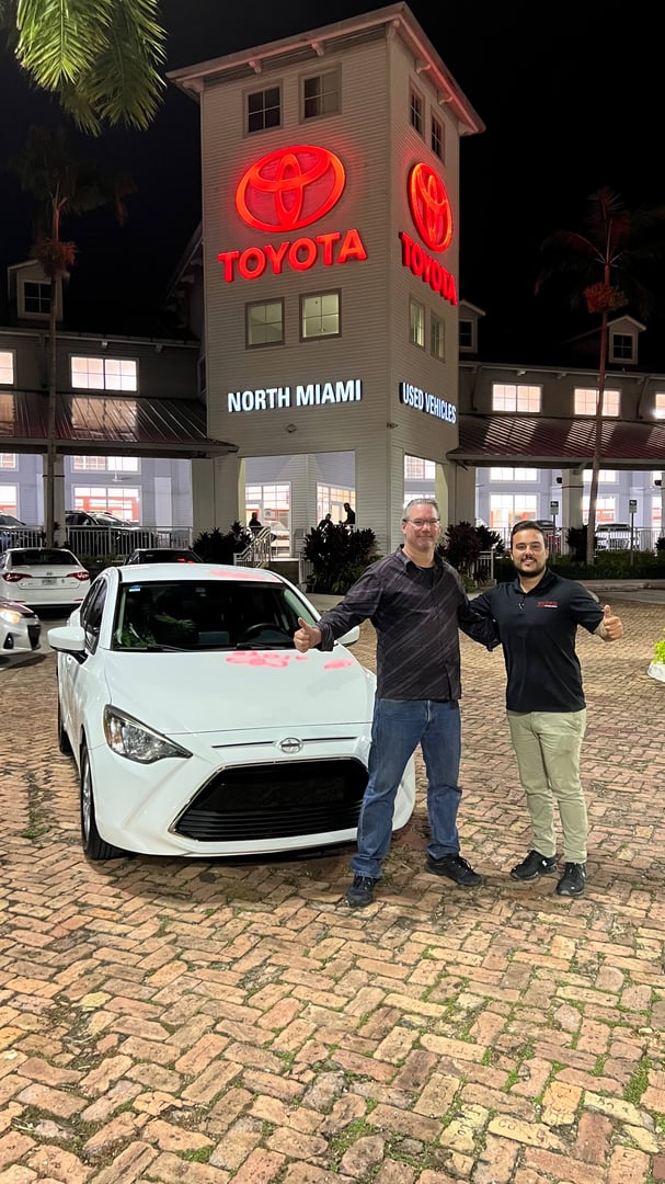 Entrega exitosa - cliente posando con su auto ideal