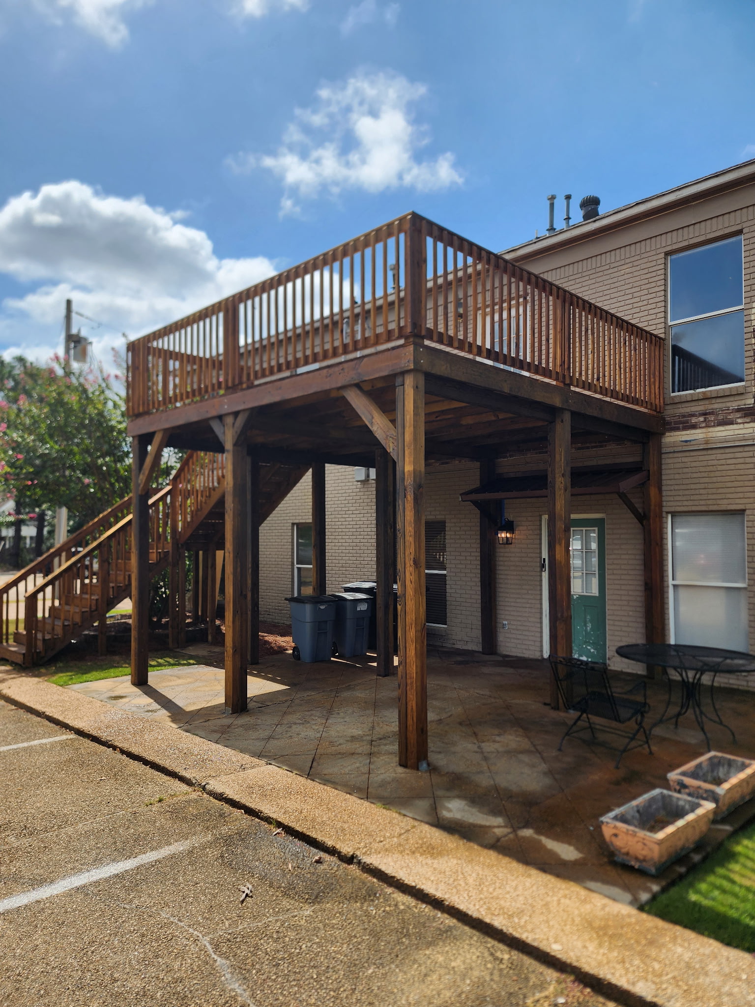 Custom deck building and outdoor living space construction Mississippi