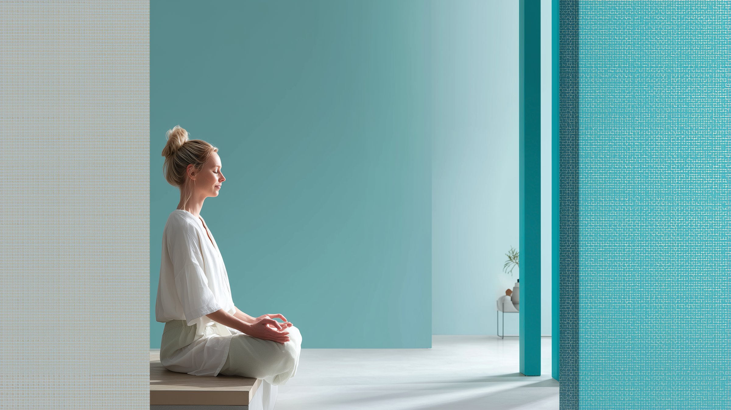 Persona adulta practicando respiración consciente cerca de una ventana