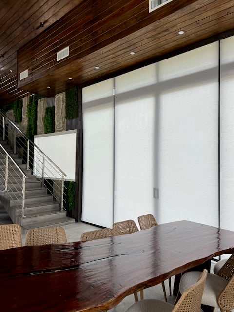 Proyecto de decoración con cortinas y persianas