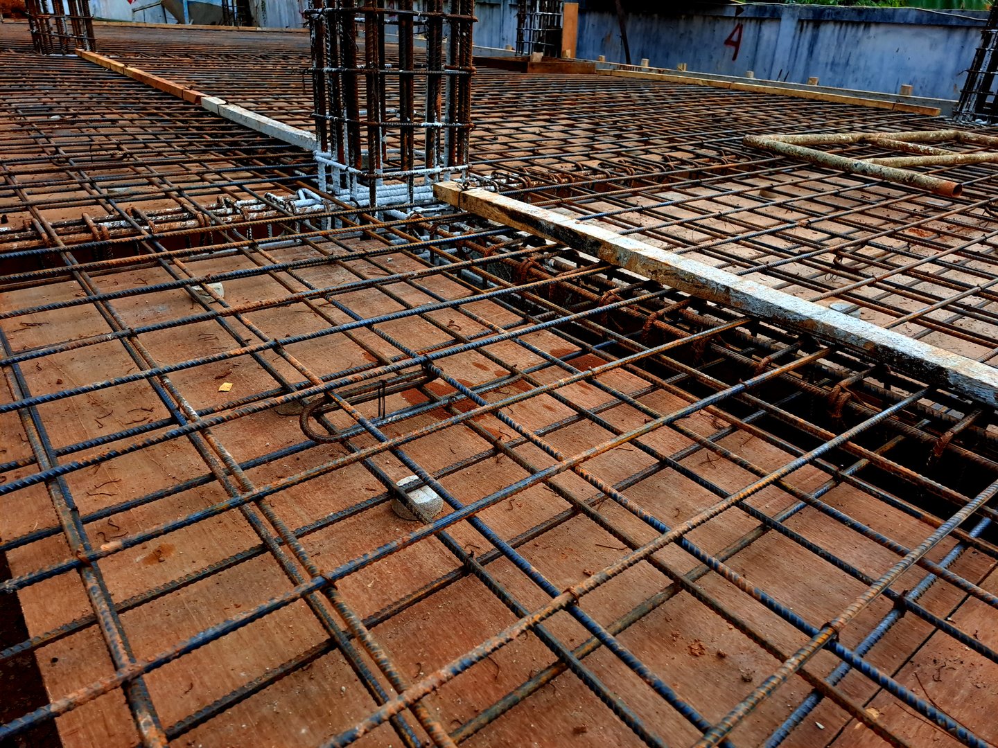 Floor iron plate reinforcement for buildings