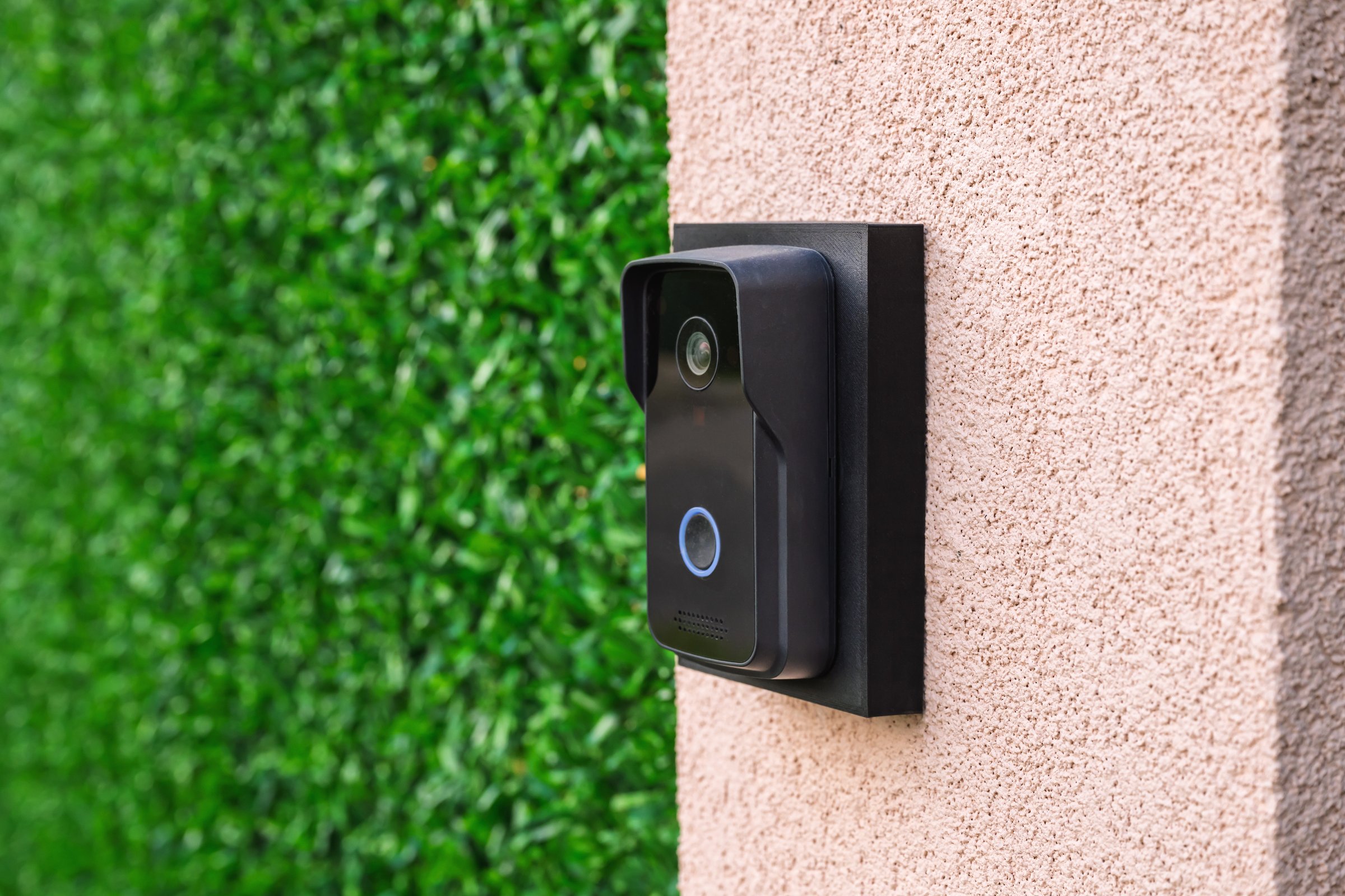 House intercom communication device with camera, selective focus