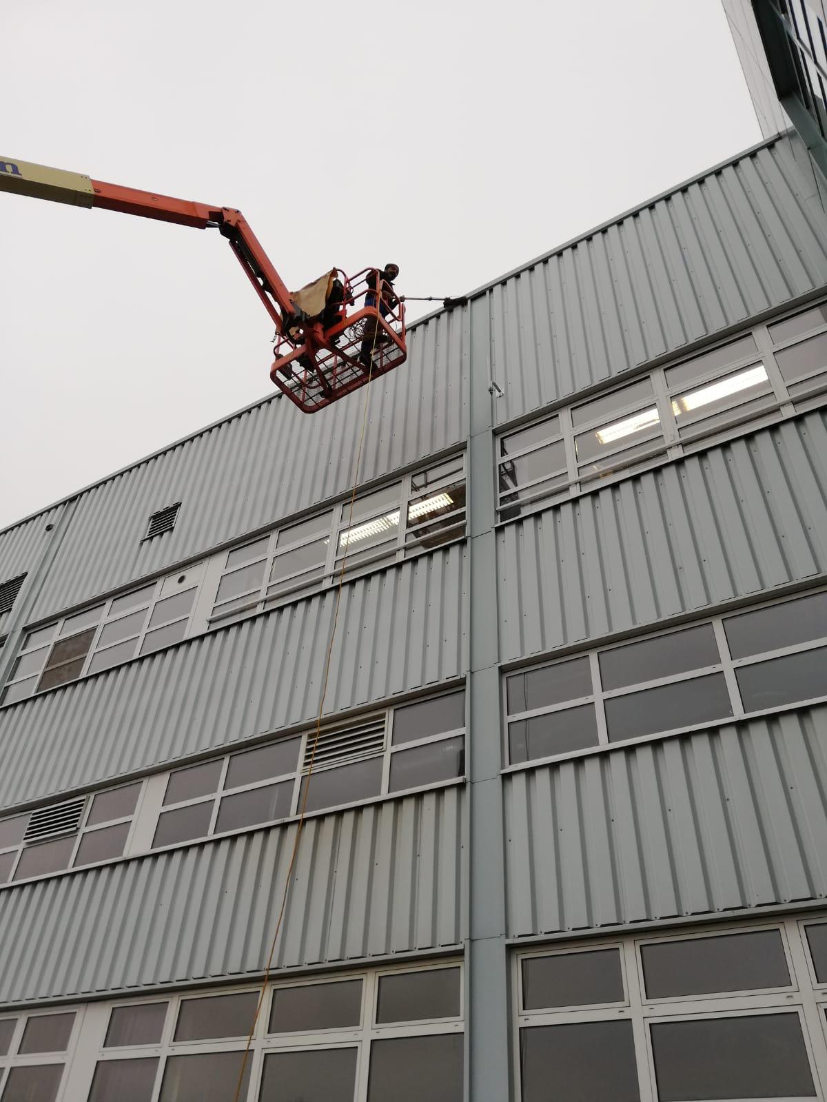 Professionelle Reinigungskraft bei der Arbeit