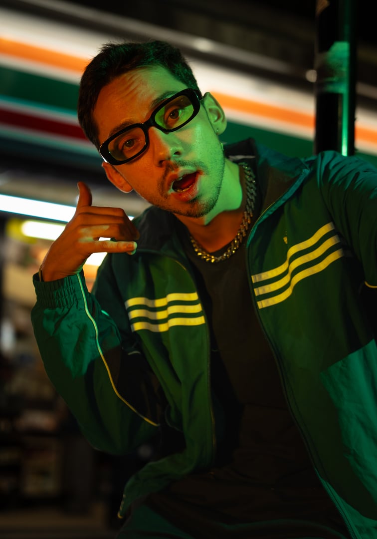 Modelo en sesión editorial con iluminación profesional