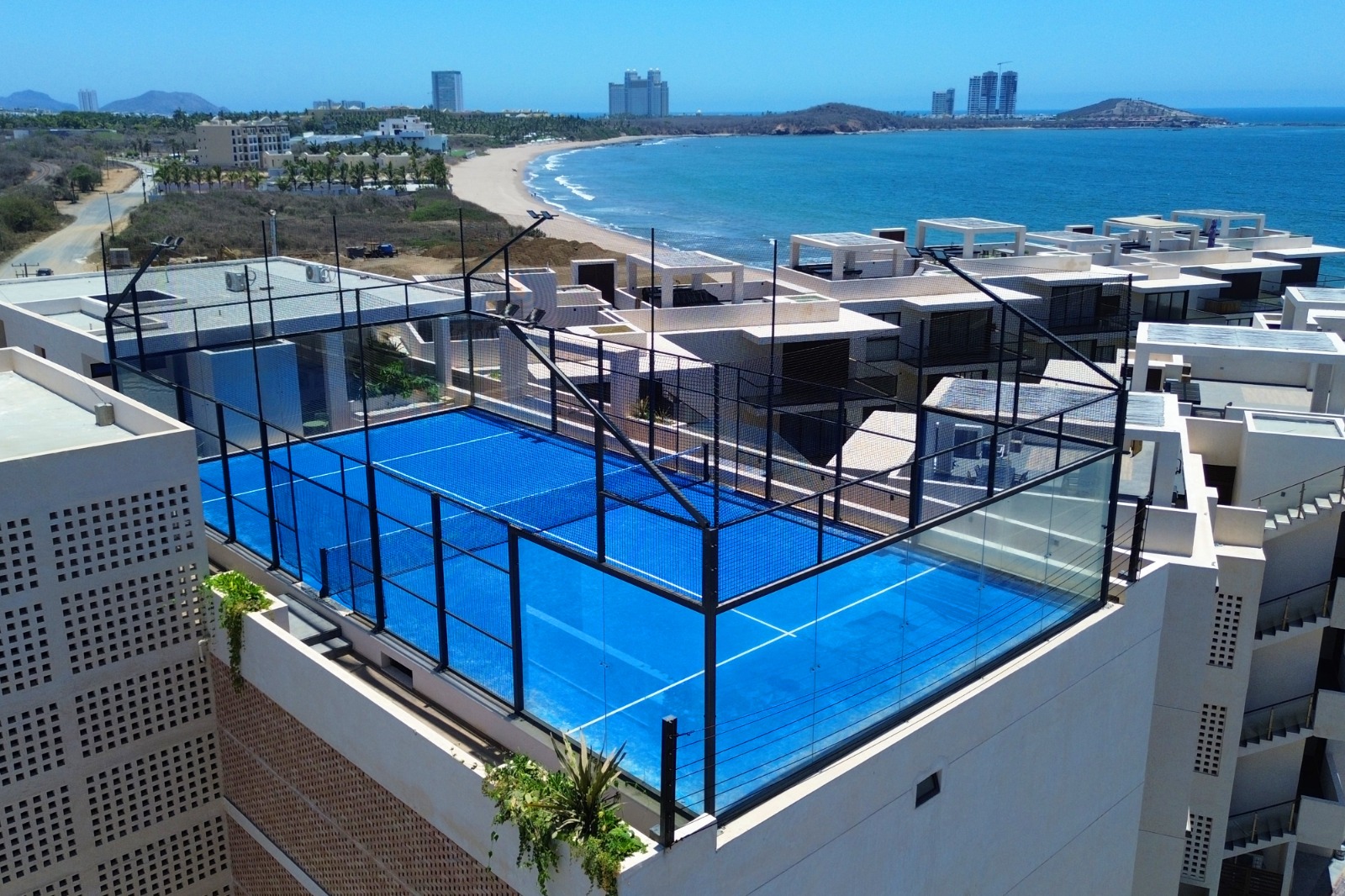 Cancha de pádel del complejo