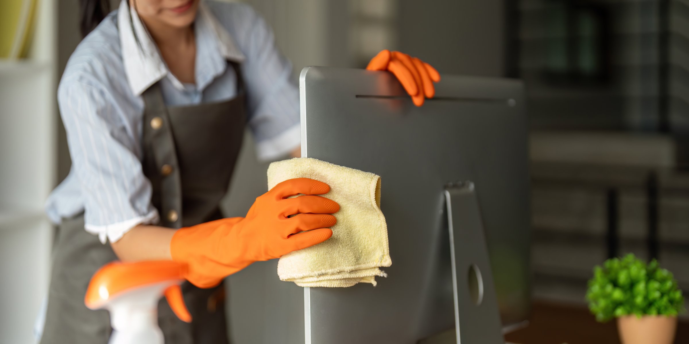 Donna delle pulizie che pulisce in un ufficio