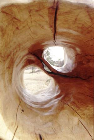 Profesjonell steinarbeider som arbeider med gravstein