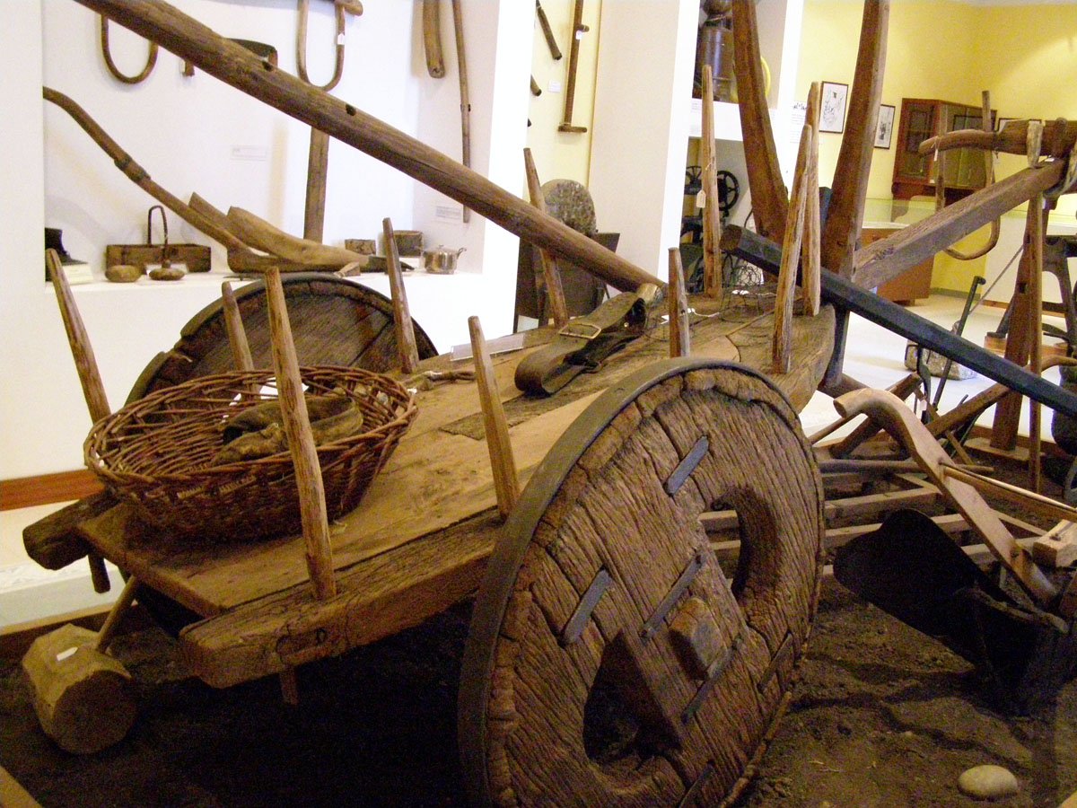 Museo local con exposiciones culturales y arte regional