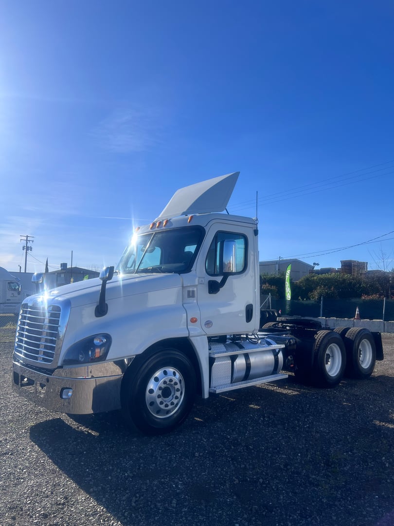 2018 Freightliner Cascadia 113 Day Cab - IMG_1092