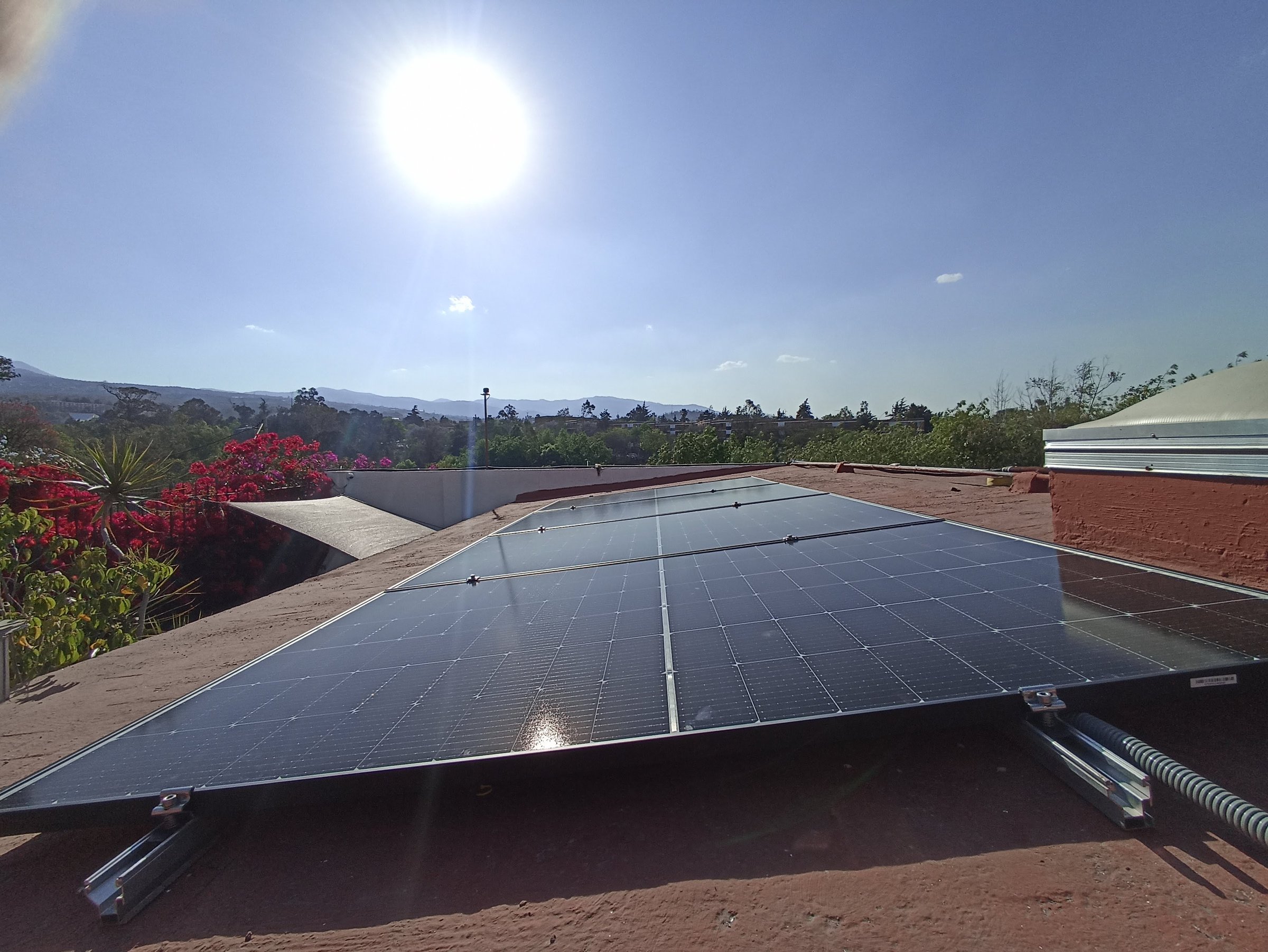 Casa residencial en Tlalpan con instalación de paneles solares con sistema de 12 paneles y 15kW de capacidad para calefacción y calentadores eléctricos