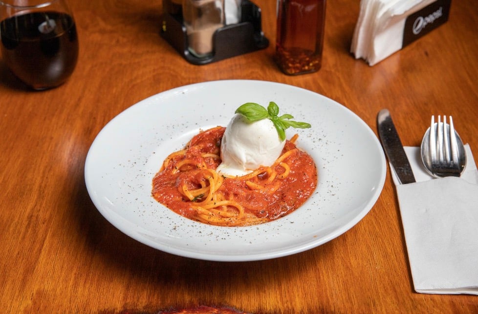 Spaghetti all' Pomodoro e Burrata