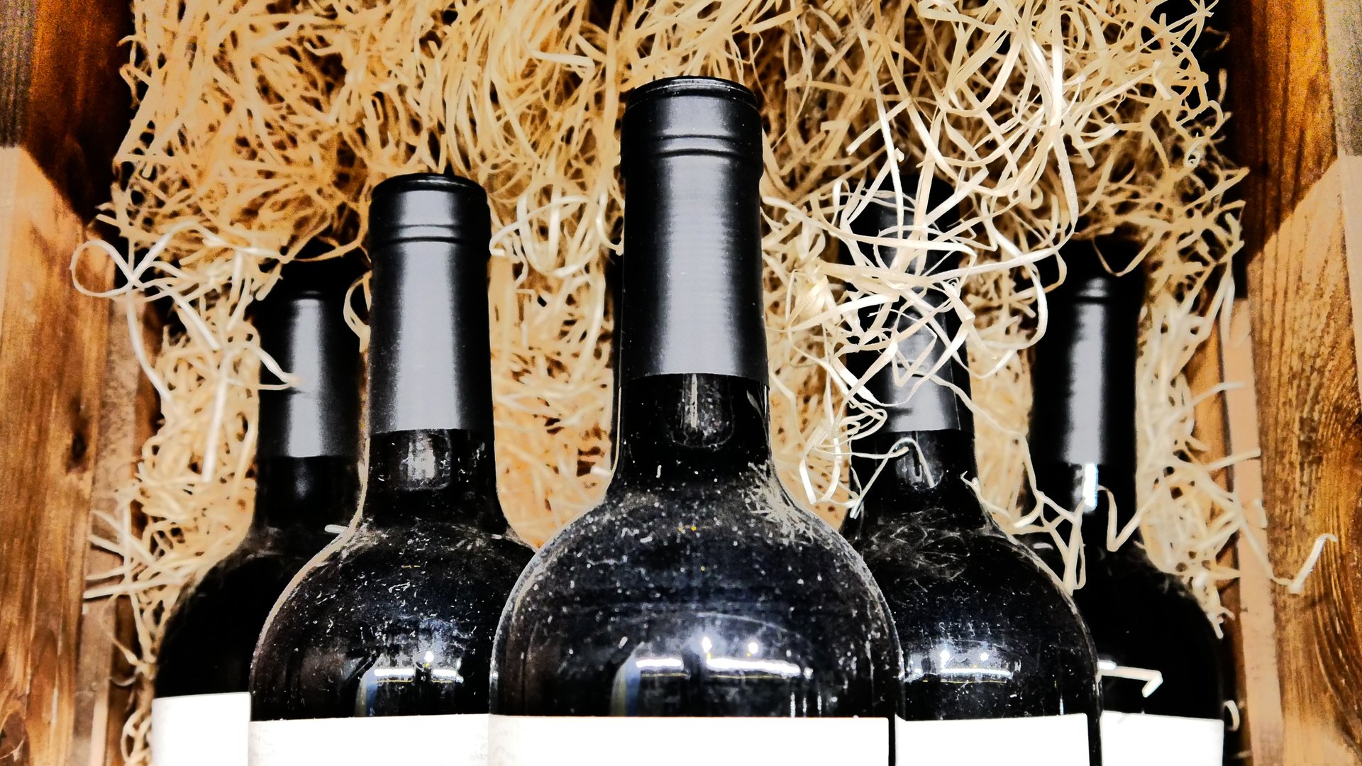 Many bottles of wine in a wooden box