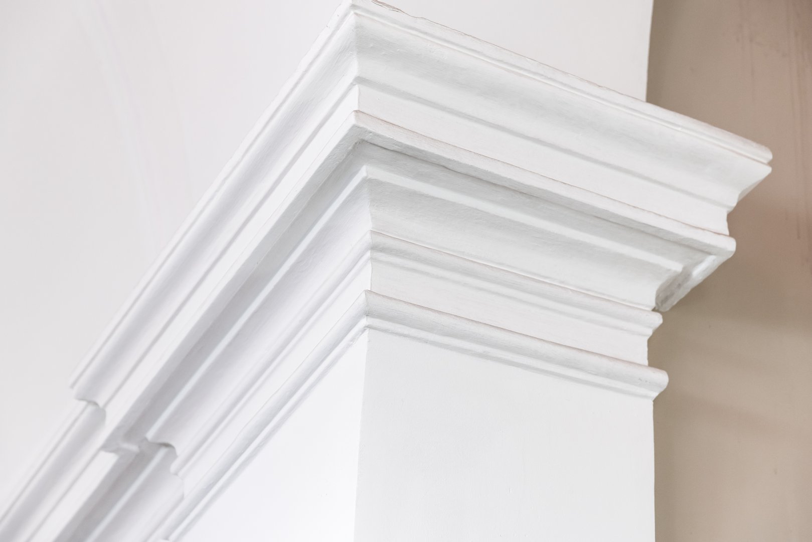 Detailed image of an intricately designed white cornice, showing refined architectural craftsmanship. Perfect representation of classical styles and decor details in buildings
