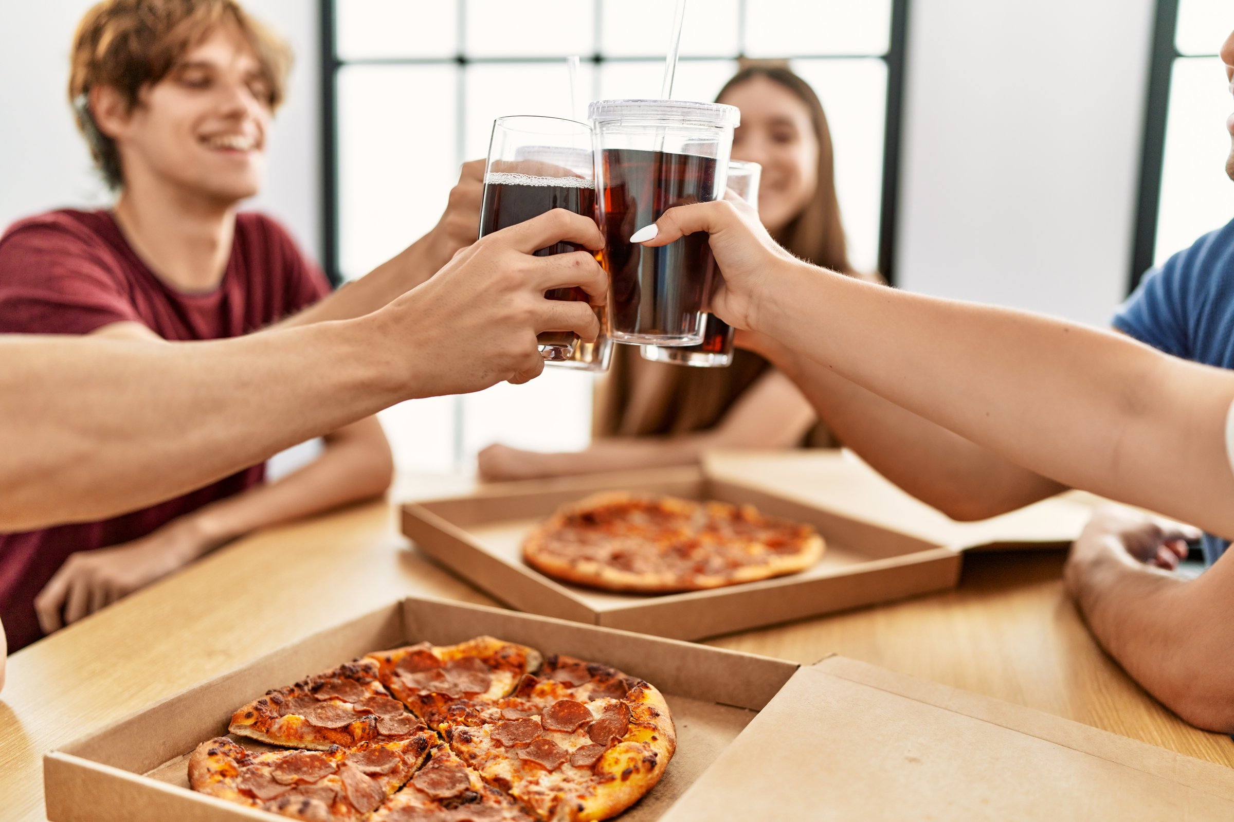 Tres pizzas familiares y una Coca-Cola de 2.5 litros