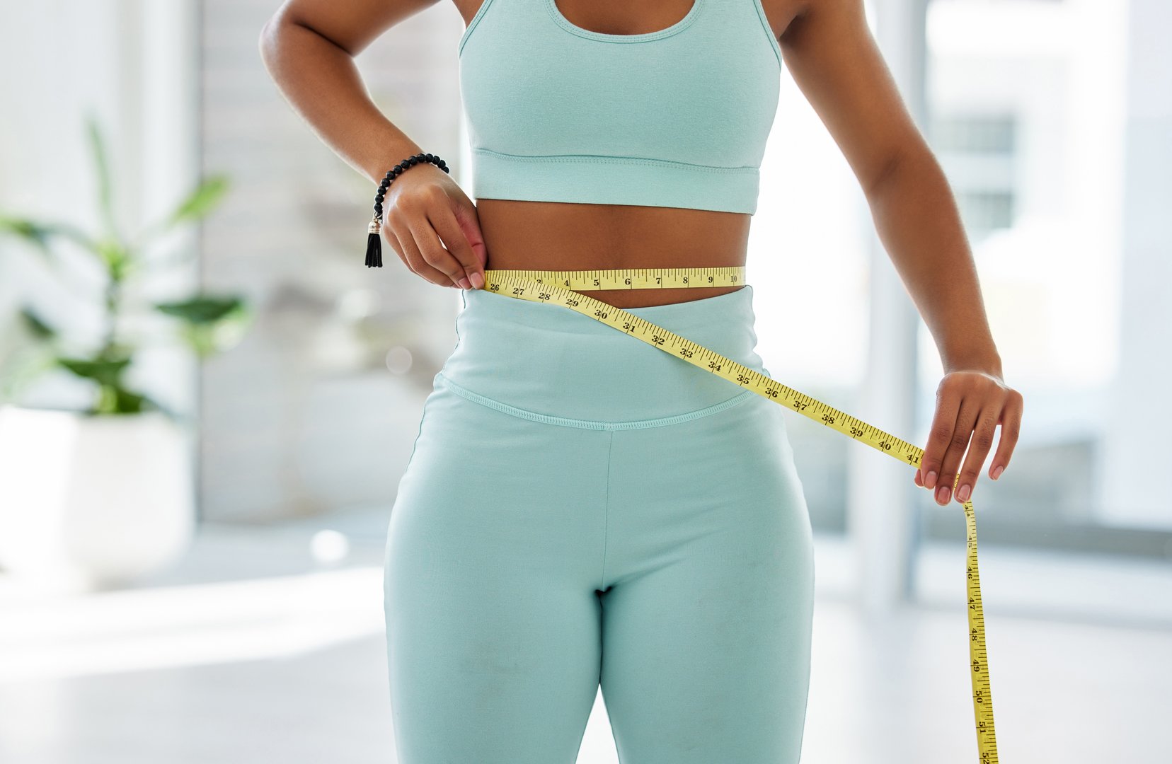 Fitness health body woman with tape measure - mršavljenje