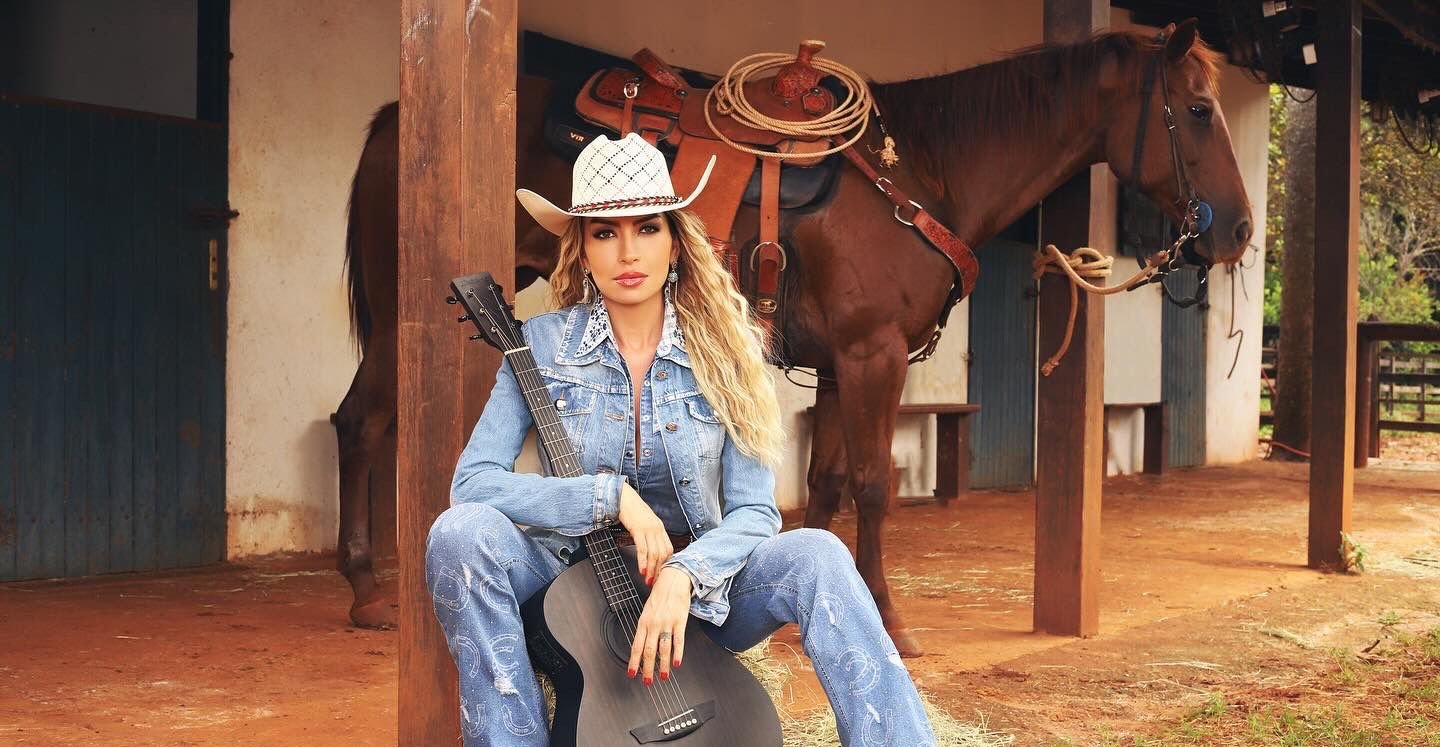Raquel Cowgirl com violão