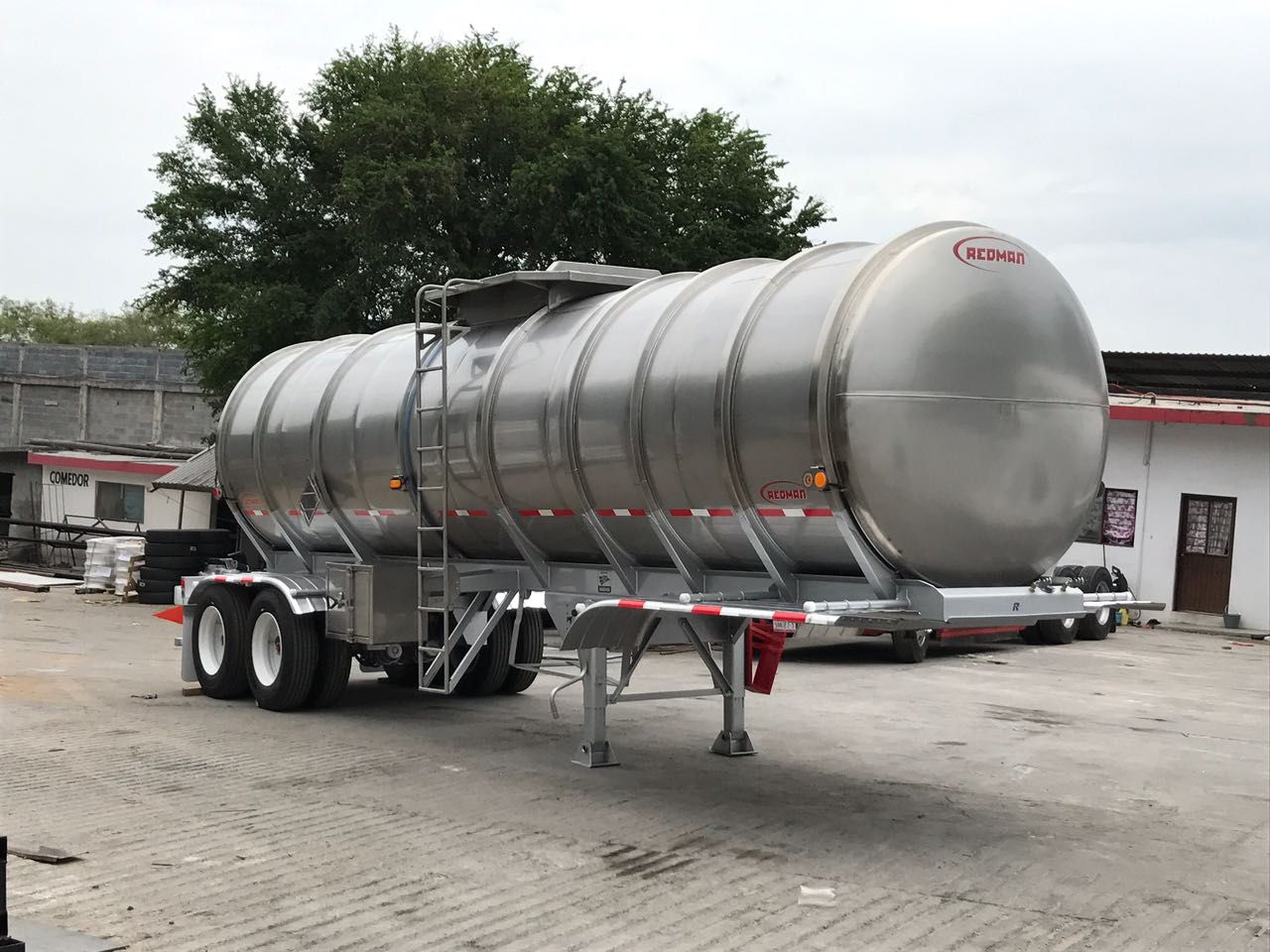 Stainless steel cylindrical tanker for fuel and chemical transport