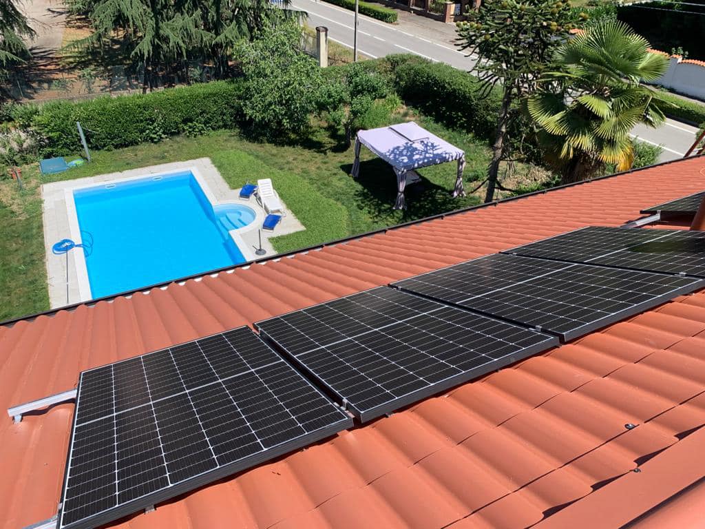 Progetto fotovoltaico residenziale con pannelli solari su tetto