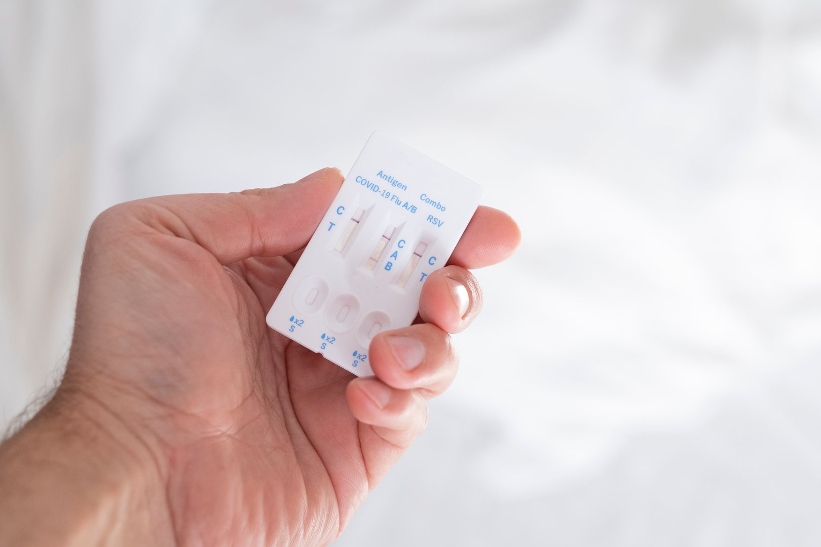 Positive combo test result for influenza b.