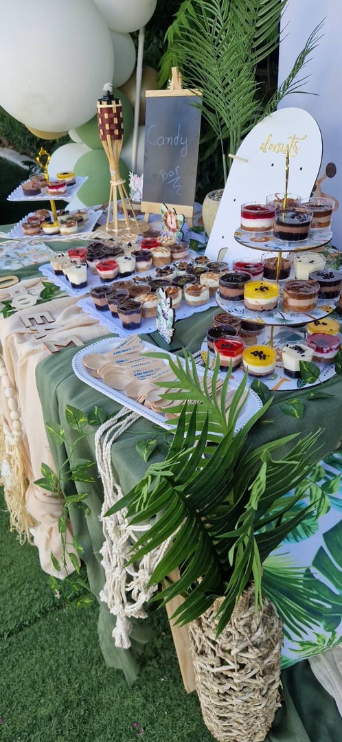 Θεματικό Candy Bar και Drink Bar με ποικιλία γλυκών και δροσερών ροφημάτων