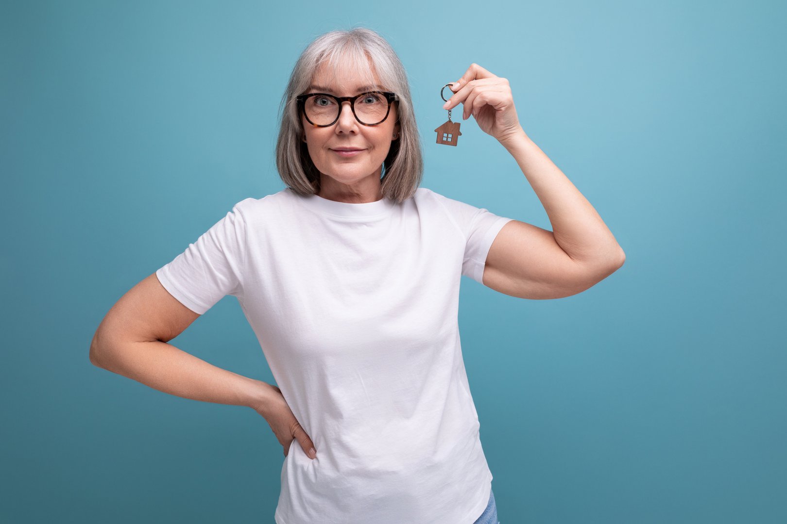 middle-aged turnkey business. woman holding real estate keys.