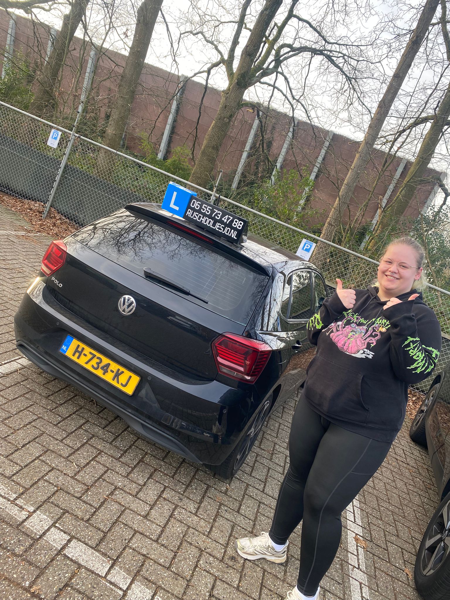 Recent geslaagde leerling met rijbewijs