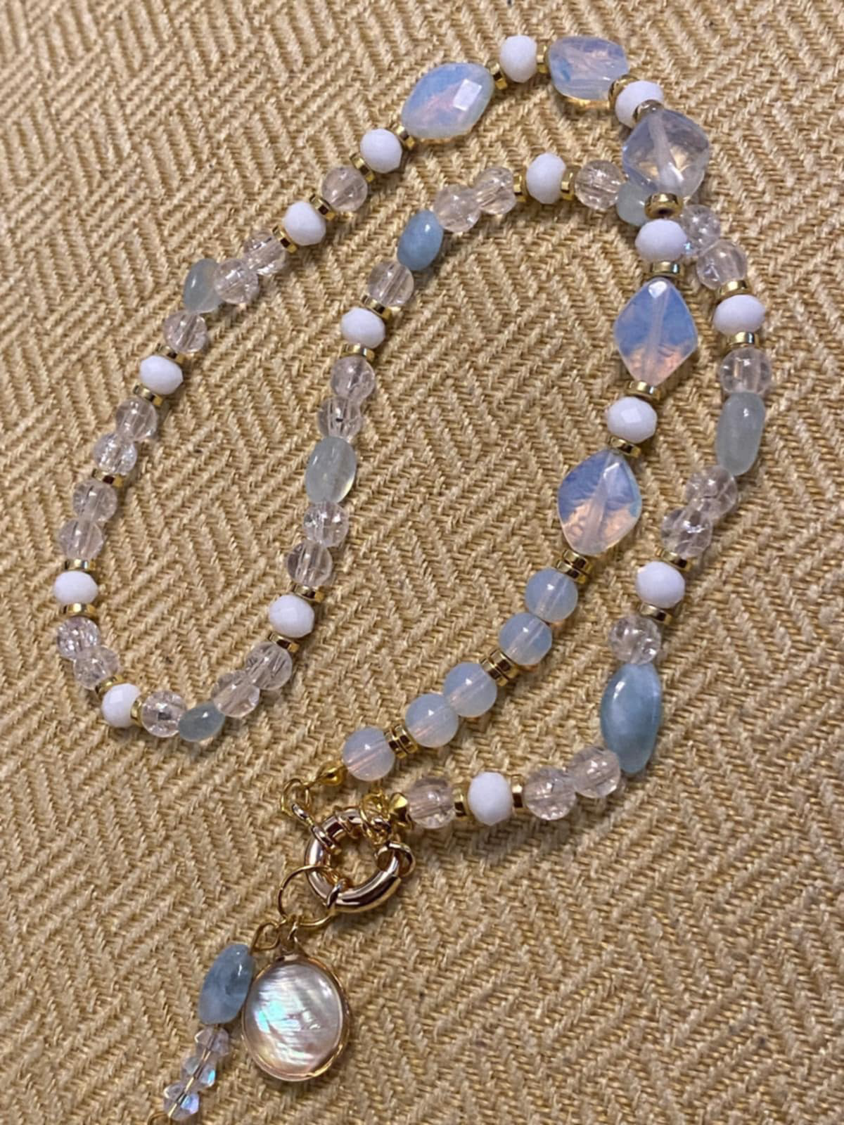 Halskette mit Edelsteinen