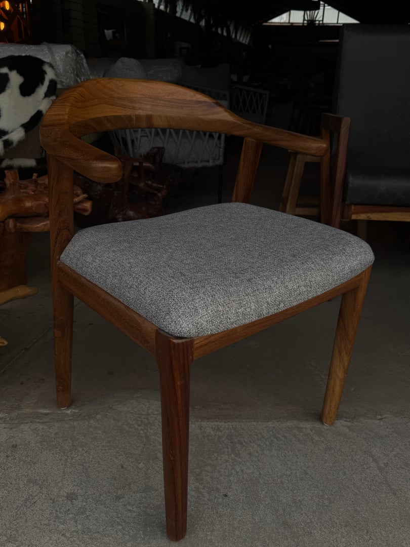 Silla Miami de parota sólida con respaldo bajo curvo, brazos integrados tipo media luna y asiento tapizado acolchado