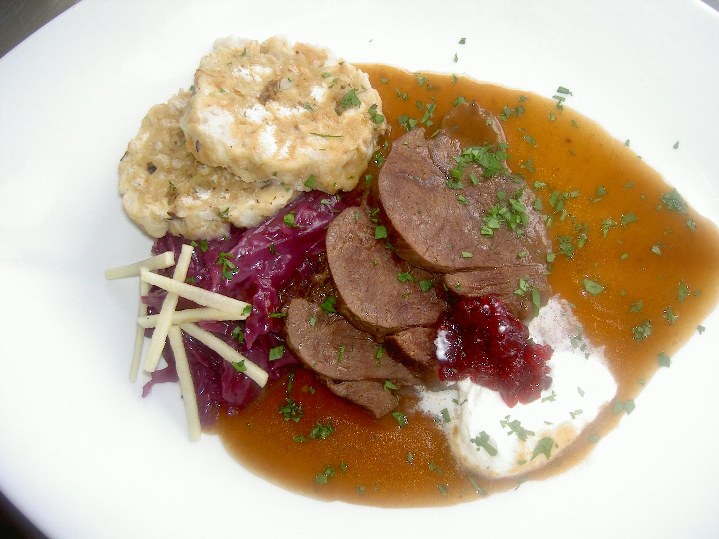 Gamsbraten mit Schwammerlknödel und Rotkraut