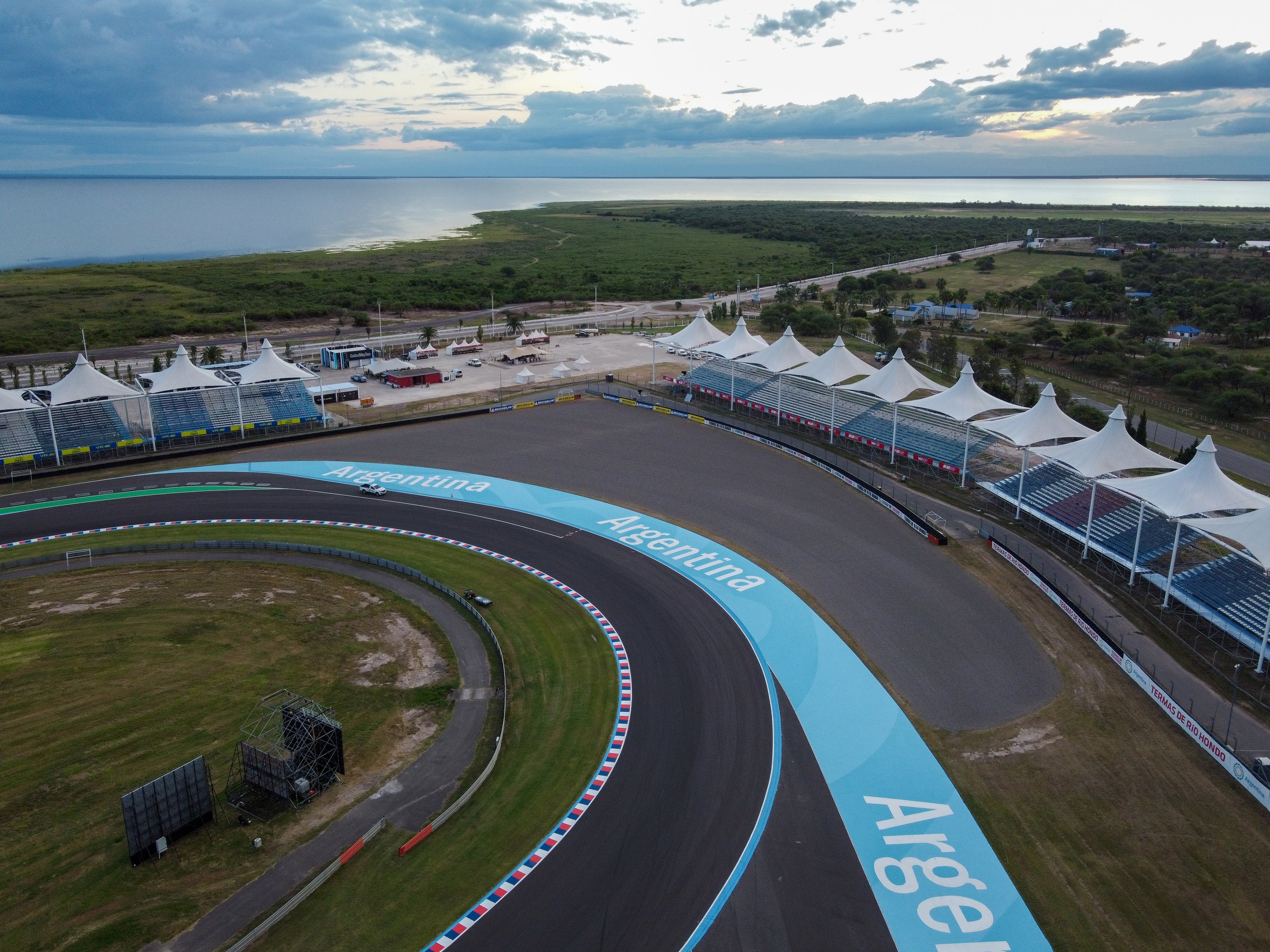 Aerial view of the Termas de Rio Hondo Racetrack, an elite stage for motorcycling and with chances to host Formula 1. Its layout and motor fervor stand out.