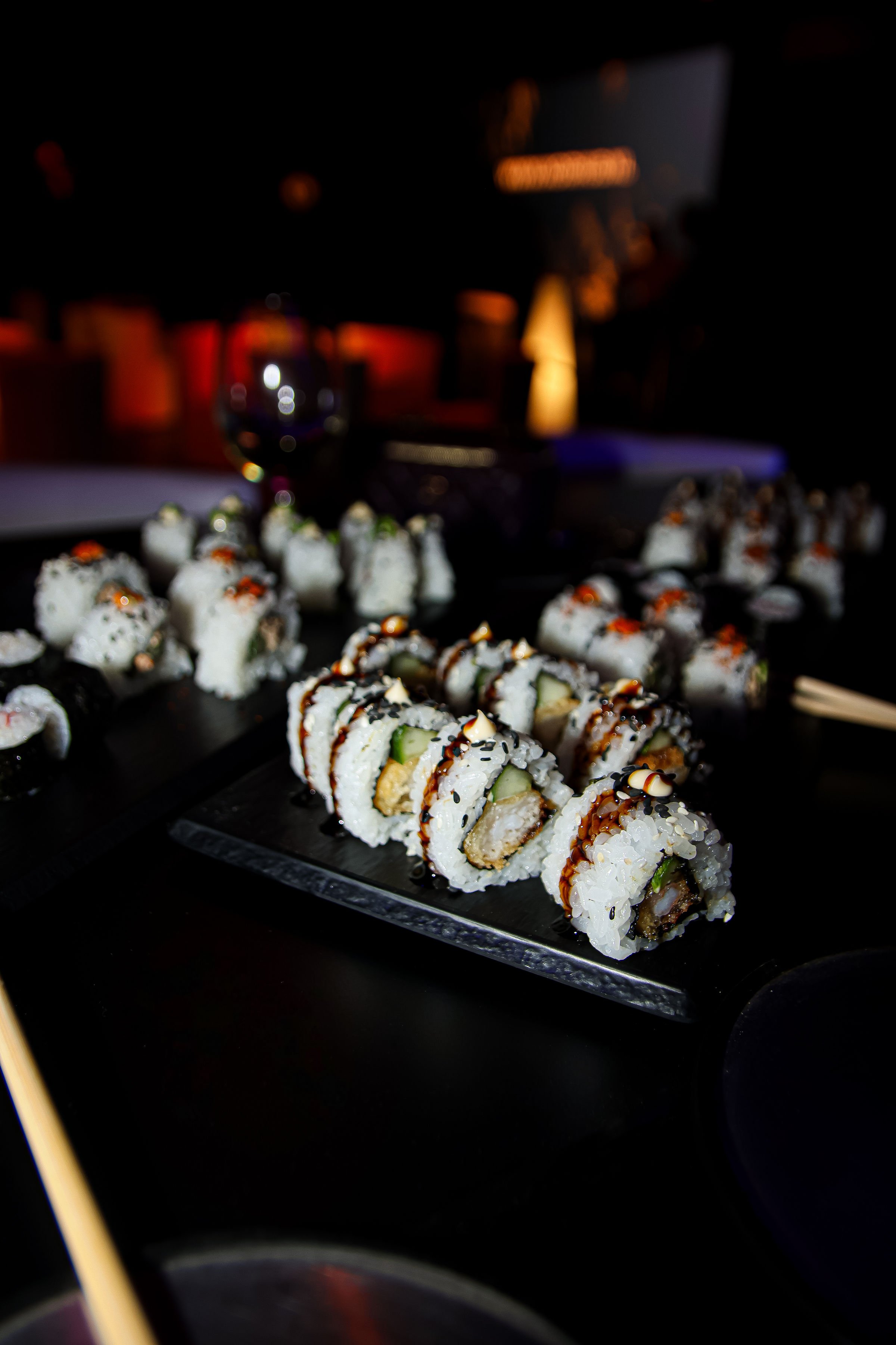 NOIR Hub zaal met gezellige loungebanken en sfeerverlichting