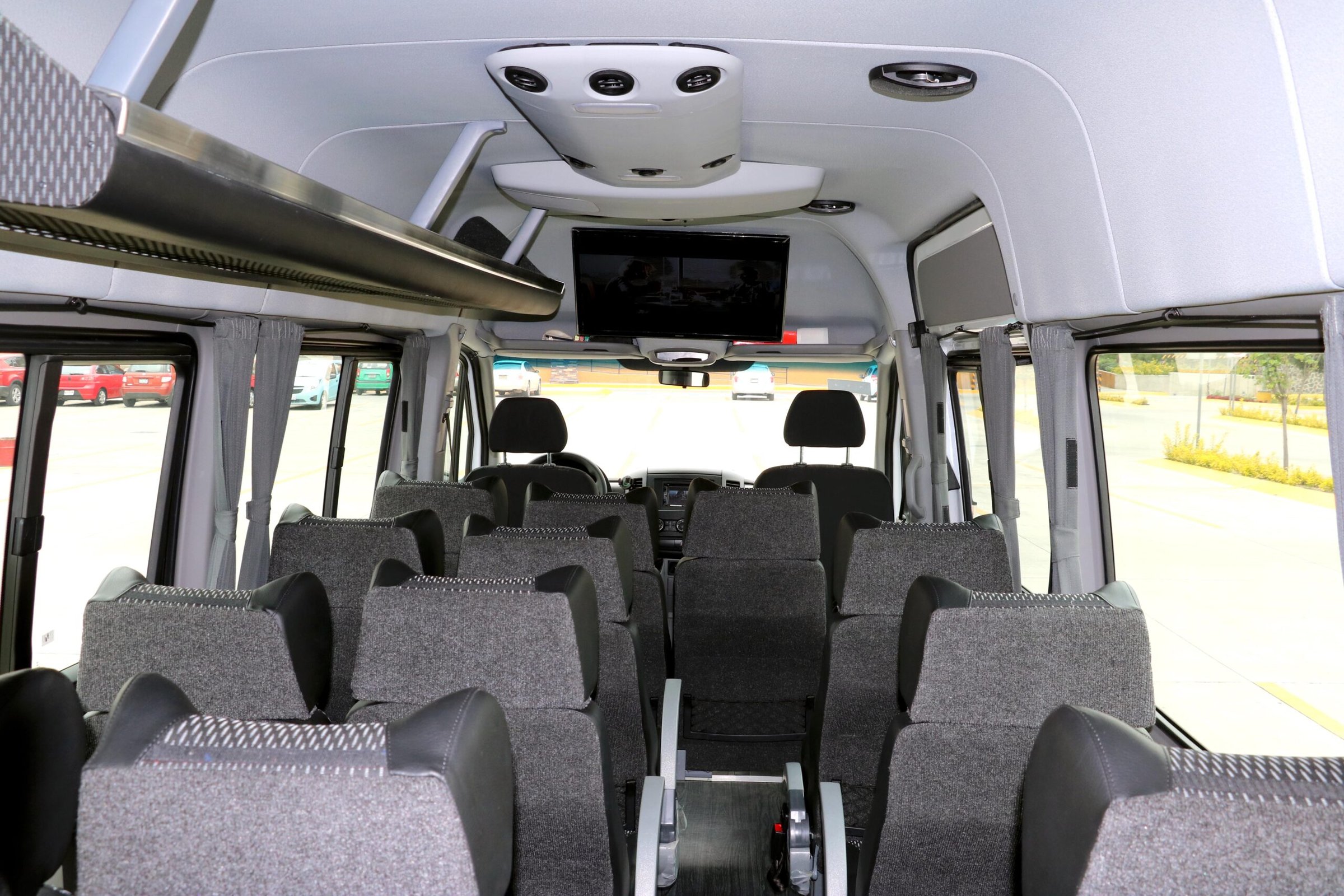 Interior moderno de Sprinter CityBus con asientos cómodos