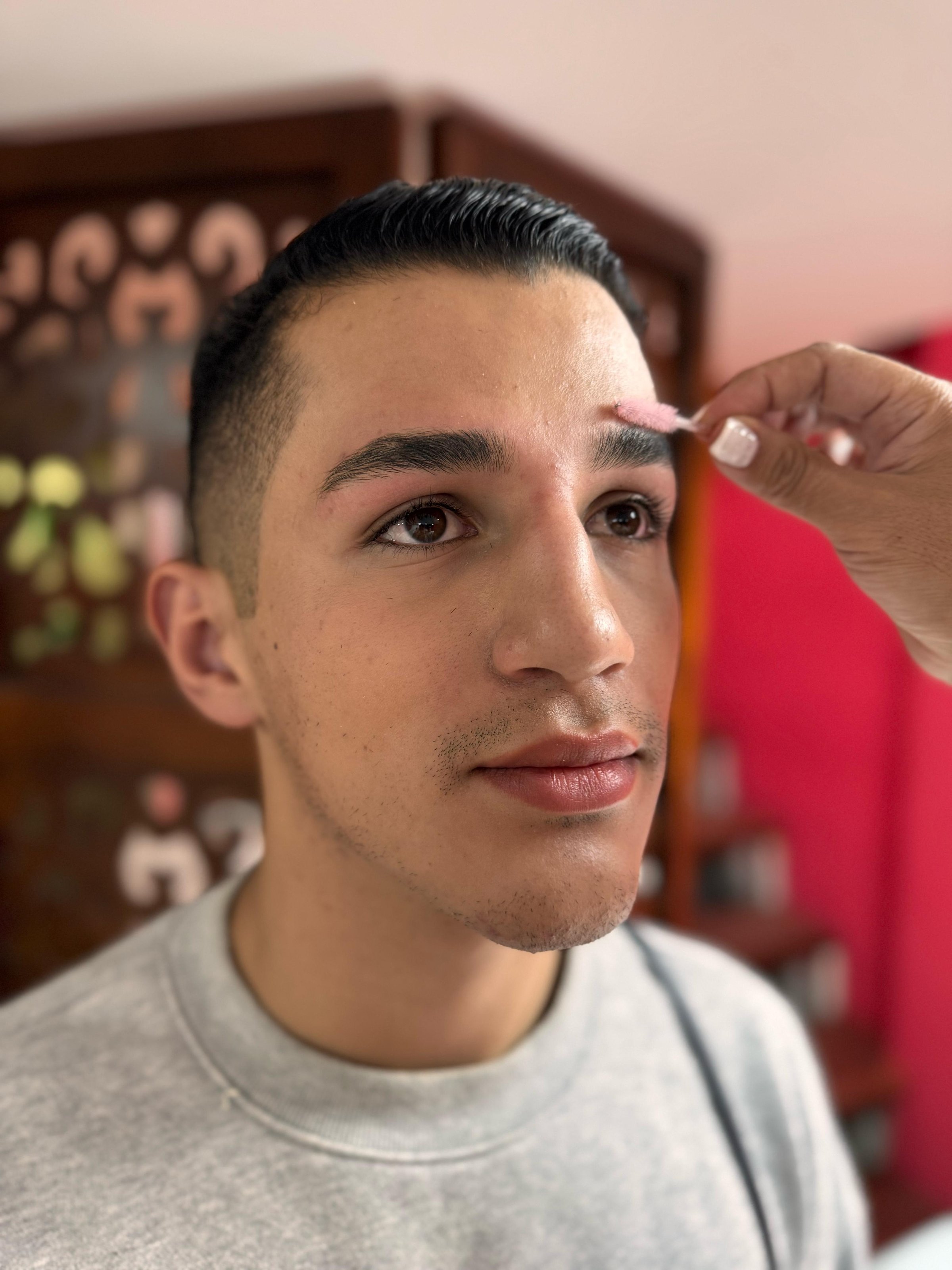 Hombre recibiendo servicio profesional de depilación en Alyafi Spa