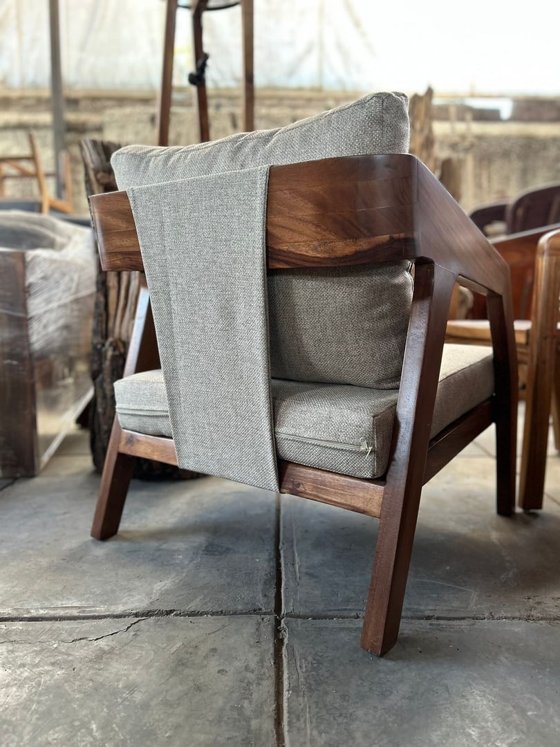 Vista alternativa del Sillón Yakuza mostrando detalles de carpintería