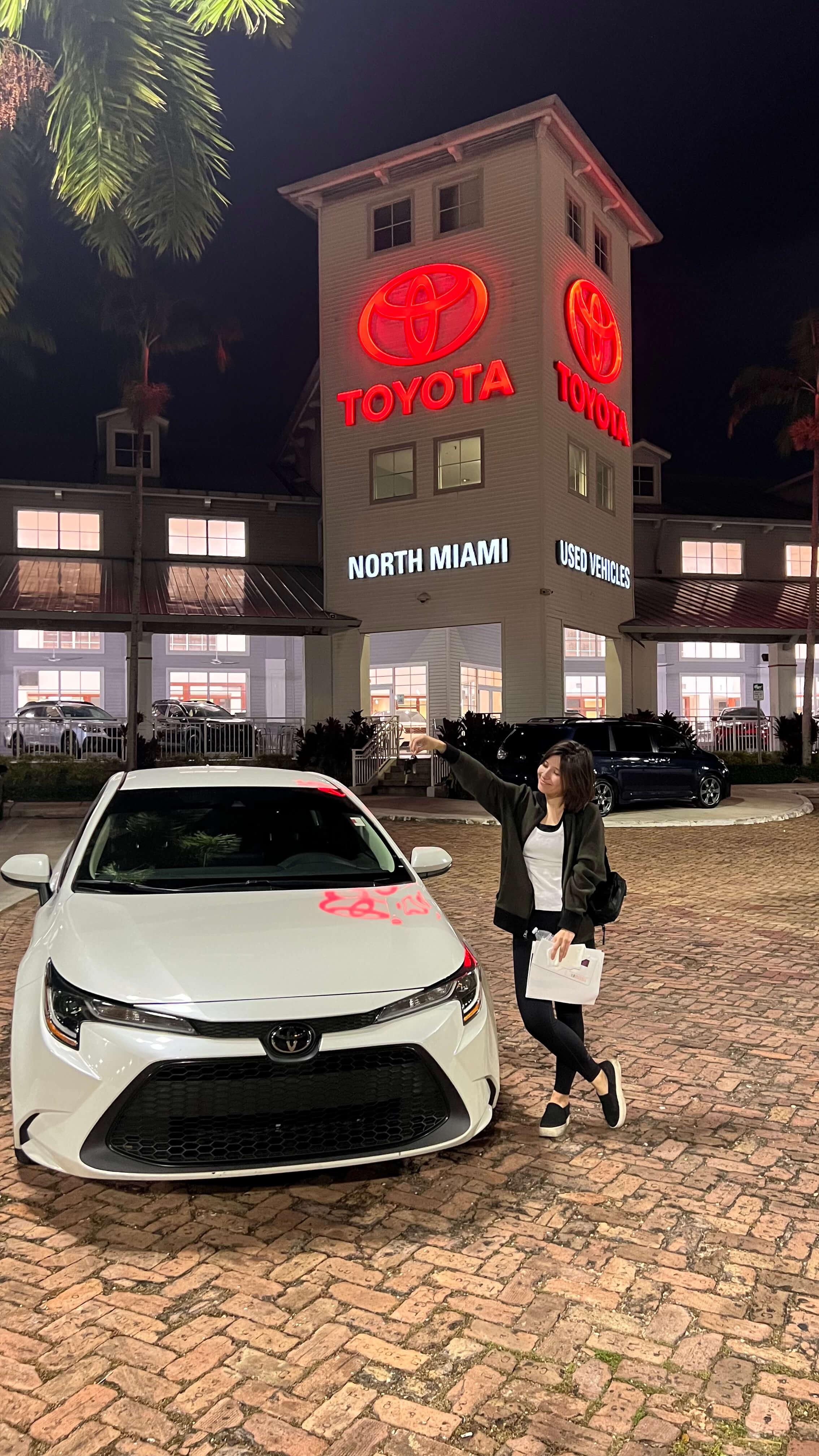 Momento especial de entrega - nuevo propietario feliz